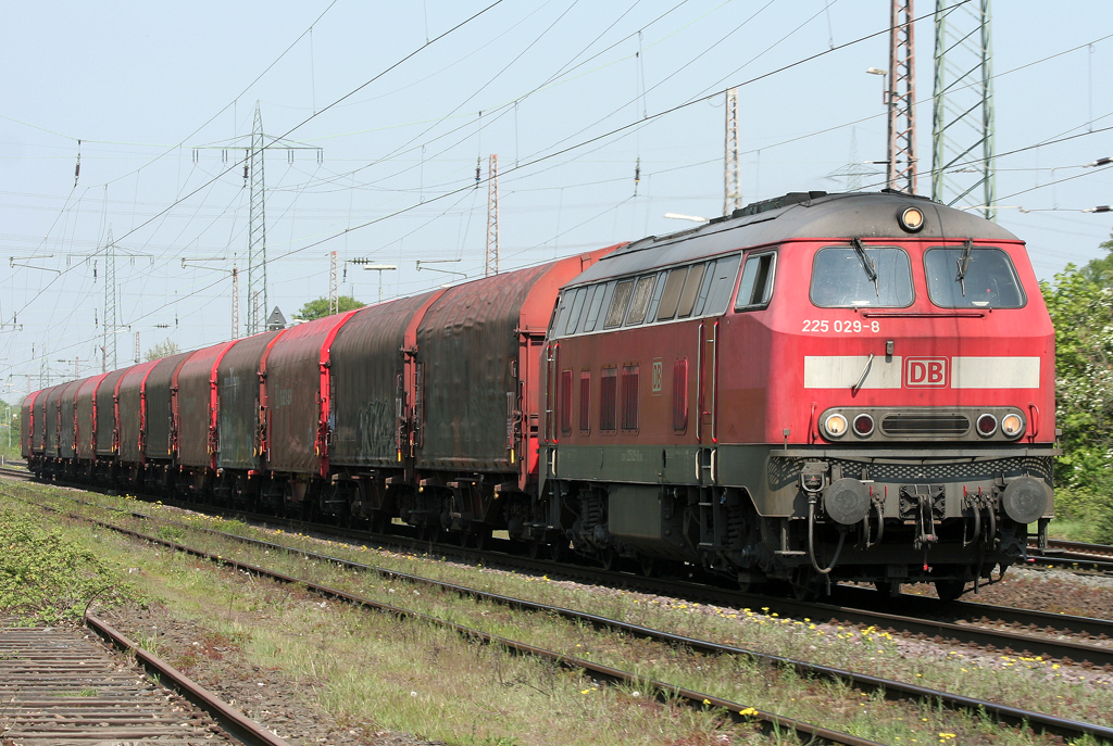 Die 225 029-8 zieht Coils durch Ratingen Lintorf am 20.04.2011
