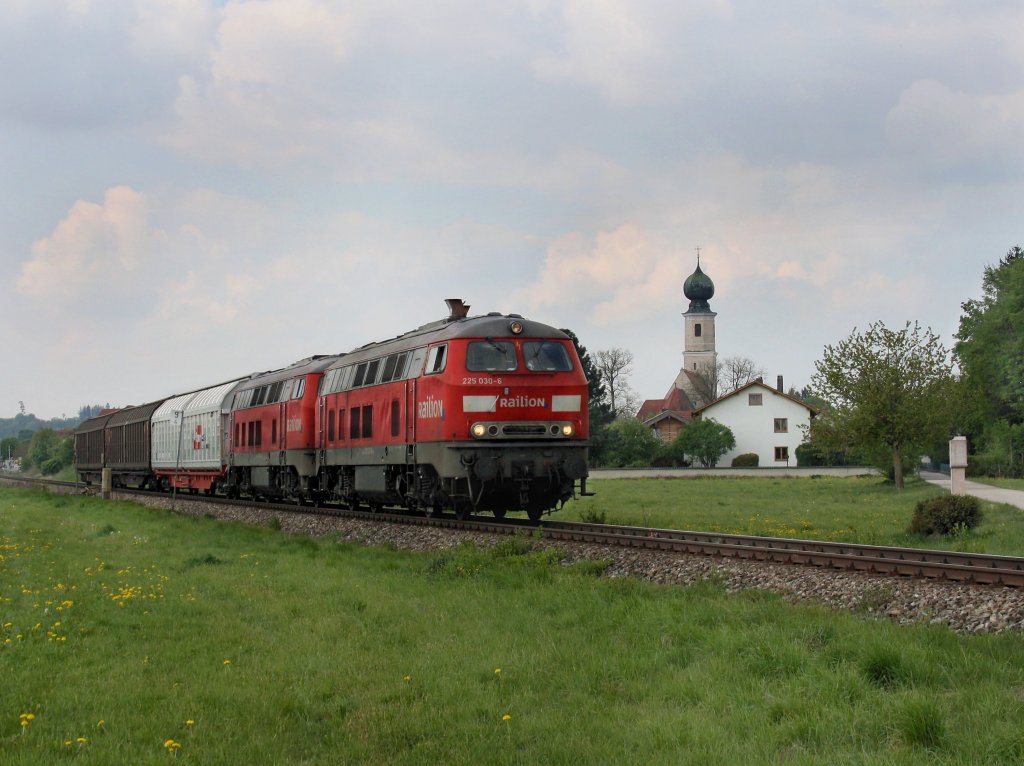 Die 225 030 und die 225 031 am 26.04.2011 mit einem Gterzug unterwegs bei Heiligenstatt.