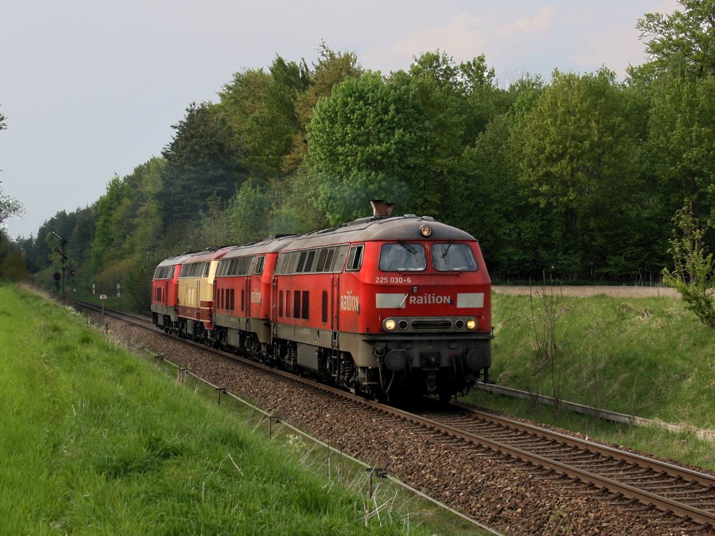 Die 225 030 mit der 225 031, der 217 002 und der 217 019 am 26.04.2011 bei der Einfahrt in Tling. 