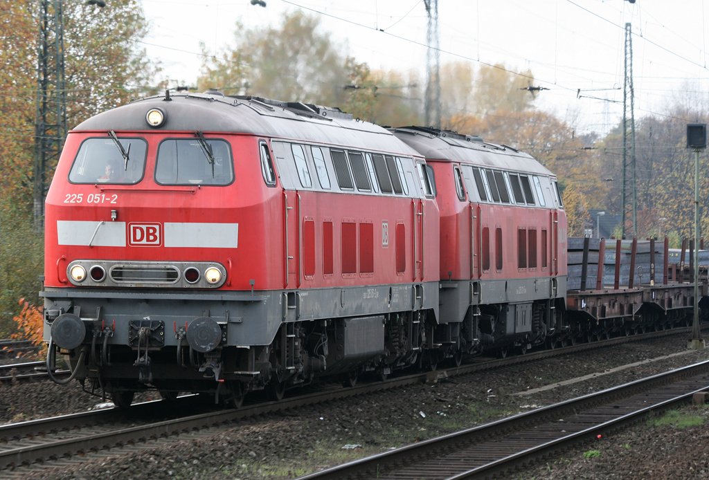 Die 225 051-2 der Railion fhrt in DT mit herrrrlichem Sound durch Oberhausen Osterfeld Sd, aufgenommen am 25.10.2009