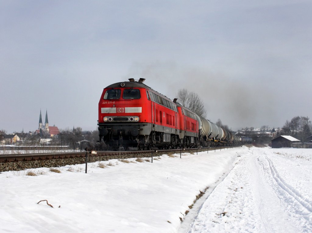 Die 225 071 und eine Weiter am 17.02.2010 mit einem Kesselzug unterwegs bei Alttting.