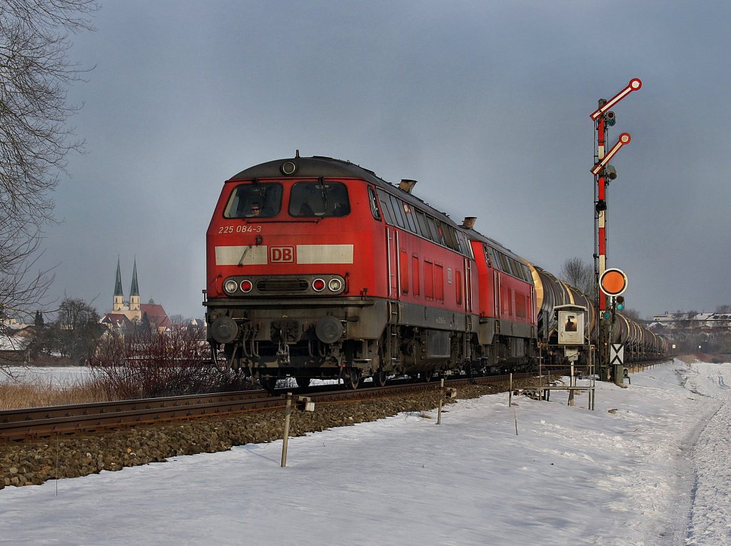 Die 225 084 und eine weitere als Schubloks eines Kesselwagenzuges der von einer Ludmilla angefhrt wurde am Einfahrt Signal von Alttting. (17.02.2010)