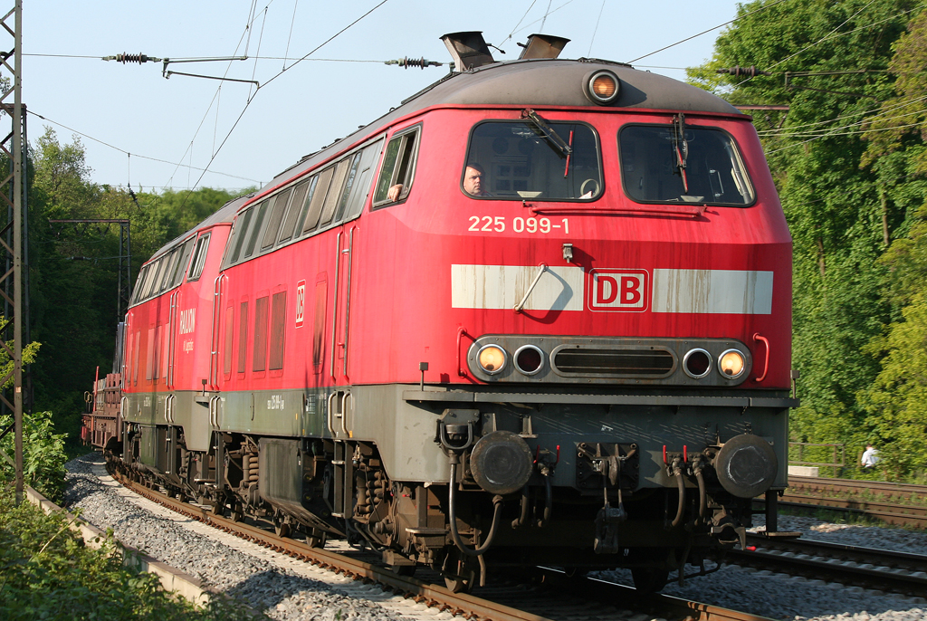 Die 225 099-1 & 225 051-2 ziehen in DT Coils durch Duisburg Neudorf am 20.05.2010