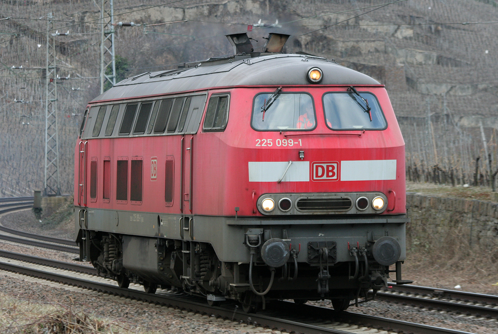 Die 225 099-1 durchfhrt Winningen Lz nach Bad Ems am 11.03.2011