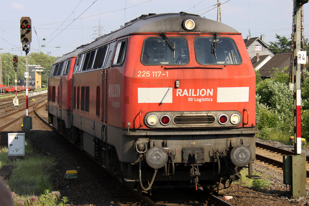 Die 225 117-1 und 225 023-1 dieseln in DT durch Mlheim Styrum am 28.05.2012