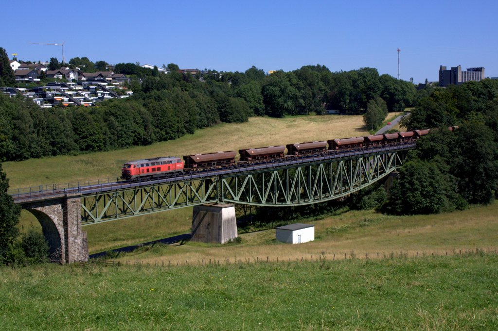 Die 225 117-1 am 01.08.2012 in Meinerzhagen.