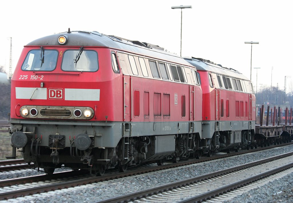 Die 225 150-2 und 225 018-1 dieseln durch Duisburg Hochfeld Richtung HKM am 02.03.2010