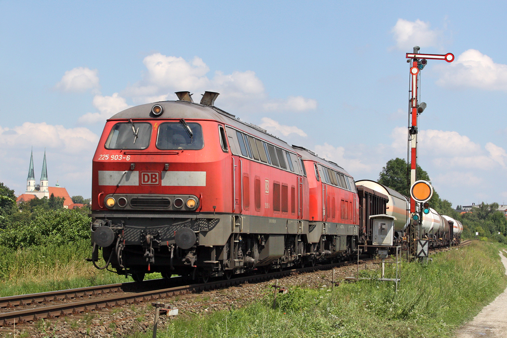 Die 225 803-6 ( 218 003-2 ) und 225 017-3 in Alttting am 04,08,10