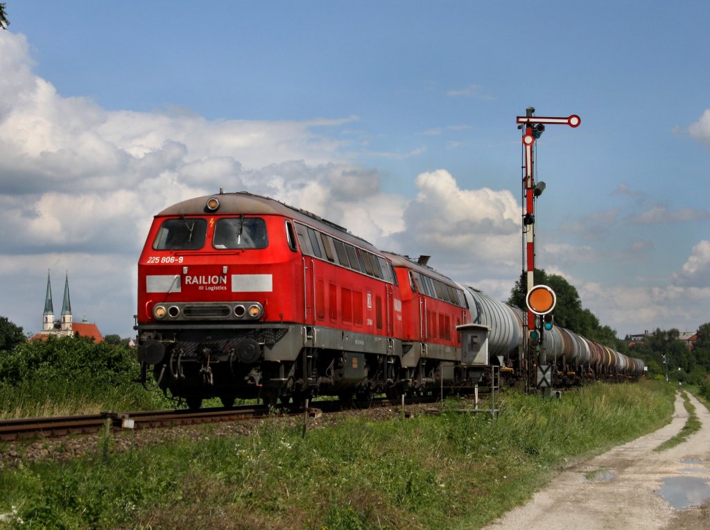Die 225 806 und die 225 010 am 09.08.2010 mit einem Kesselwagenzug unterwegs bei Alttting.