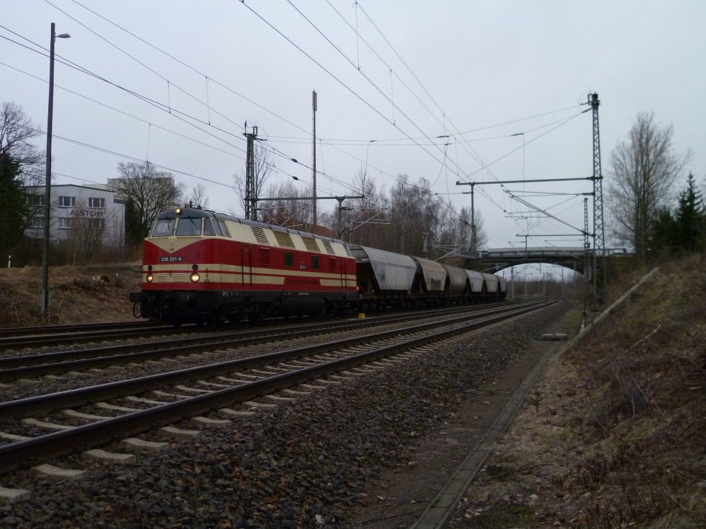 Die 228 321-6 holte am 31.01.13 einen Getreidezug in Neumark/V. ab.