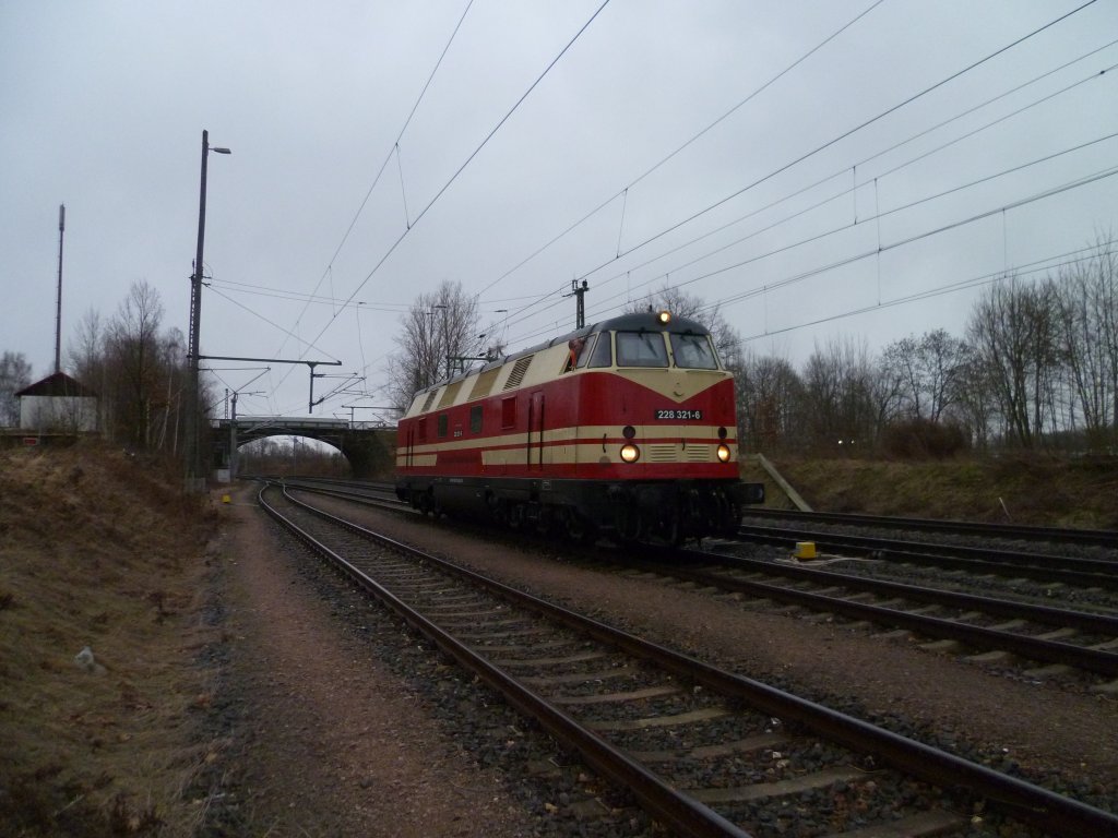 Die 228 321-6 holte am 31.01.13 einen Getreidezug in Neumark/V. ab.