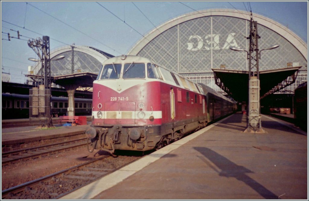 Die 228 741-5 in Dresden Hbf am 19. Mai 1992.