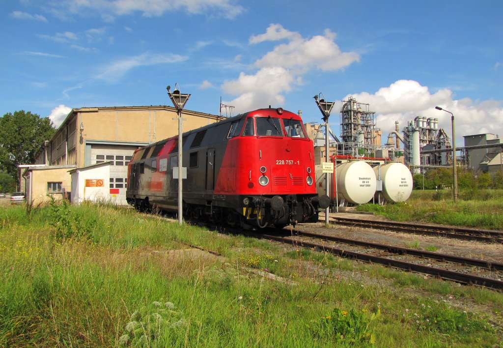 Die 228 757-1 der EBS bei der Wochenendruhe am Zementwerk Karsdorf. Vom frei begehbaren Gelnde aus fotografiert; 11.09.2011