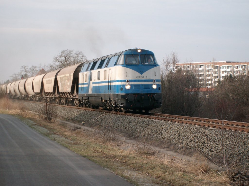 Die 228 758-9 mit leeren Getreidewagen.Hier auf der Strecke von Bad Langensalza Hbf, Richtung Gotha,dann weiter nach Erfurt.Aufgenommen am 25.2.11