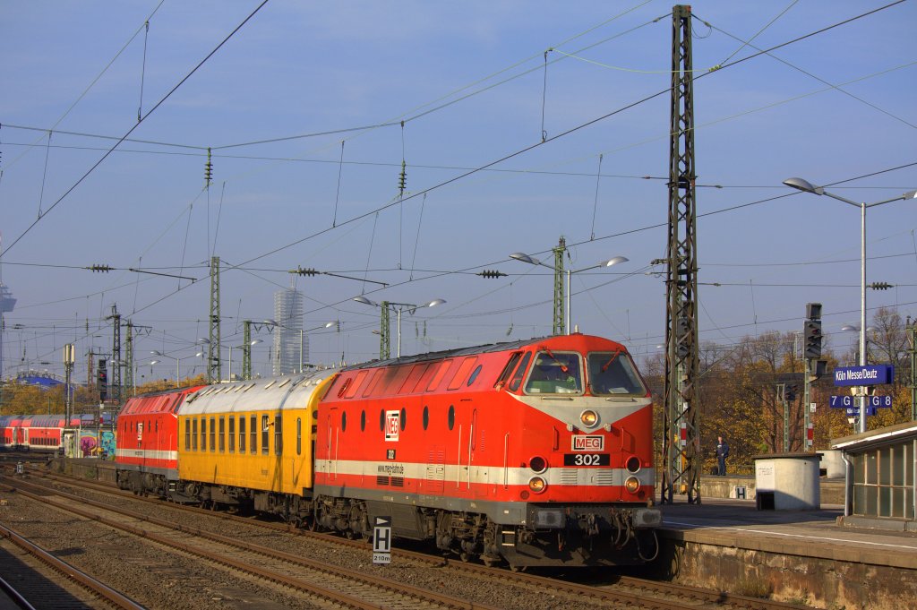 Die 229 173-0 (302) und die 229 120-1 (301) der MEG am 01.11.2011 mit einem Messzug in Kln Messe/Deutz.