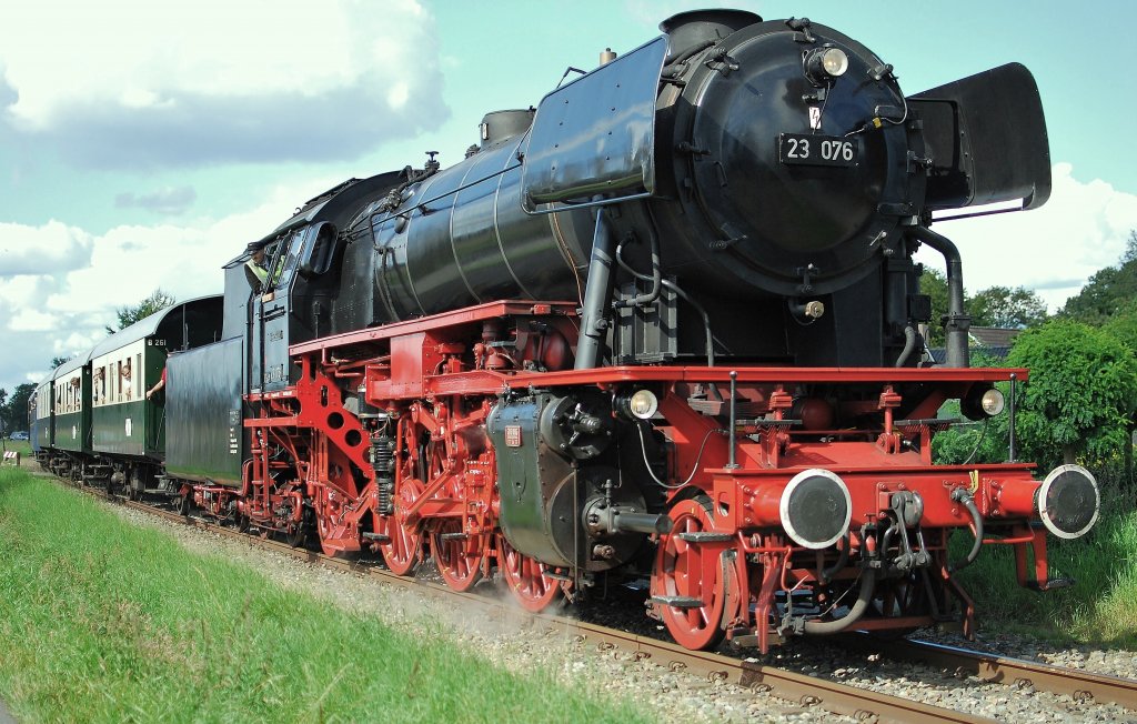 Die 23 076 mit Sonderzug bei Einfahrt von Beekbergen am 04. 09 2010.