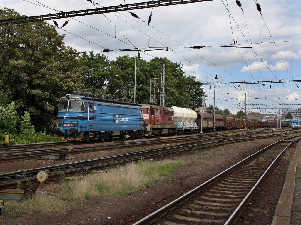 Die 230 092 und die 742 200 mit einem Gterzug am 20.06.2011 bei der Ausfahrt aus dem Pilsener Hbf. 
