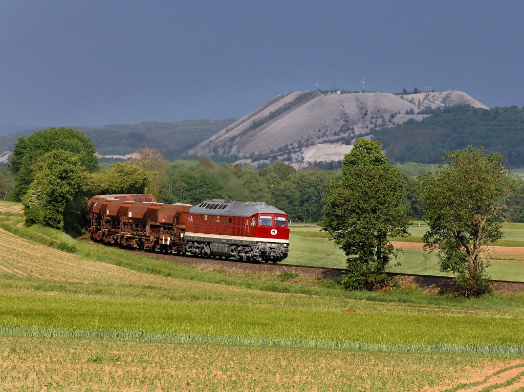 Die 232 088 am 21.05.2011 mit einem Schotterzug unterwegs bei Hirschau. 