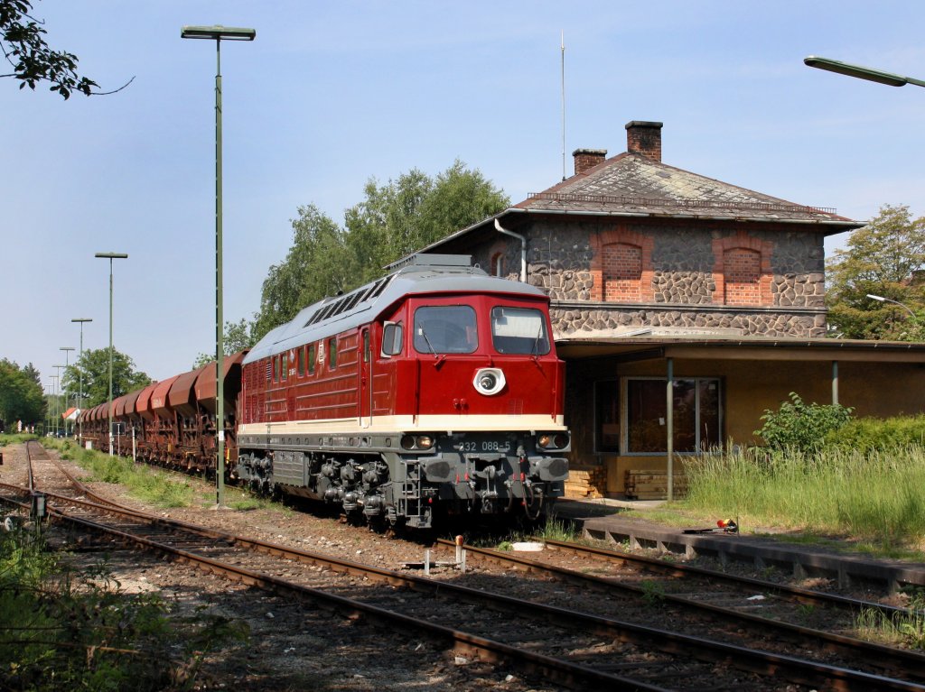 Die 232 088 am 21.05.2011 mit einem Schotterzug in Hirschau. 