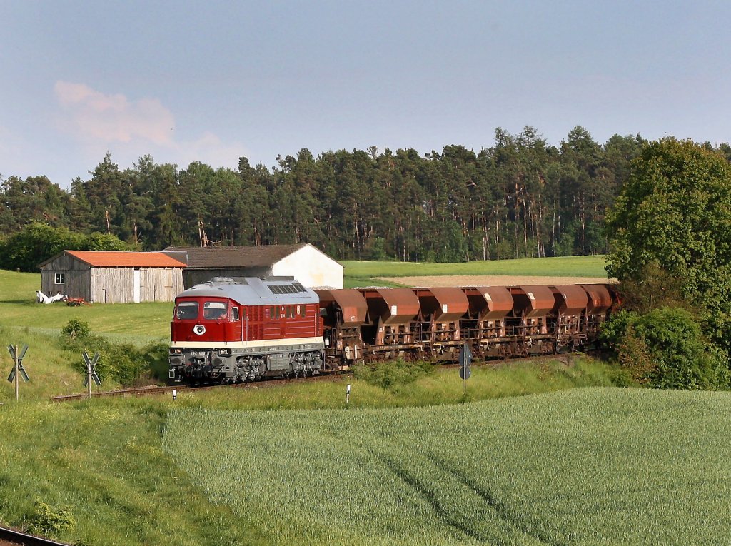 Die 232 088 am 21.05.2011 mit einem Schotterzug unterwegs bei Gebenbach. 