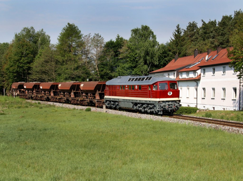 Die 232 088 am 21.05.2011 mit einem Schotterzug unterwegs bei Hirschau.
