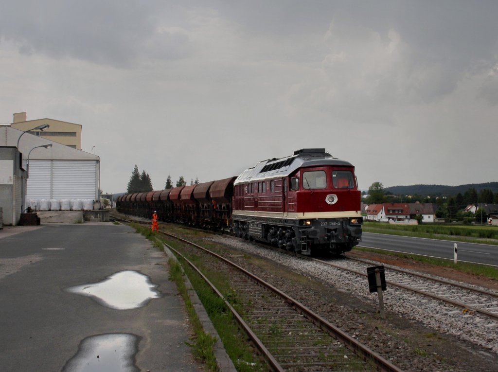 Die 232 088 am 21.05.2011 mit einem Schotterzug beim Schotterziehen in Hirschau. 