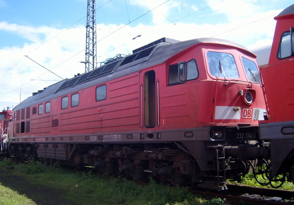Die 232 174-3 stand am 23.08.2010 in Oberhausen Osterfeld S�d. Dieses Bild entstand von �ffentlichen Gel�nde.