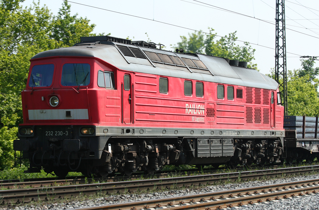 Die 232 230-3 zieht Brammen durch Duisburg Neudorf am 20.05.2010