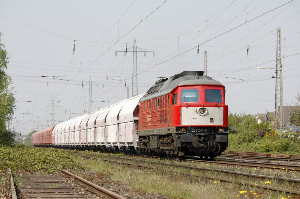 Die 232 241-0 fuhr am 20.04.2011 durch Ratingen Lintorf.