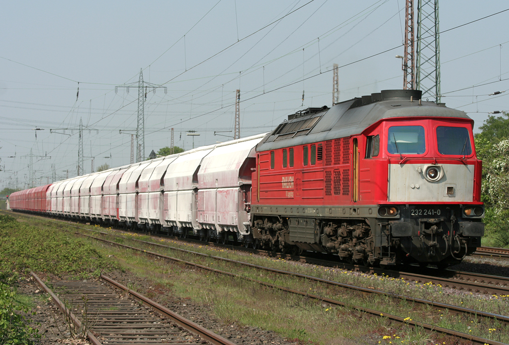 Die 232 241-0 zieht einen Kalkzug durch Ratingen Lintorf Richtung Flandersbach am 20.04.2011