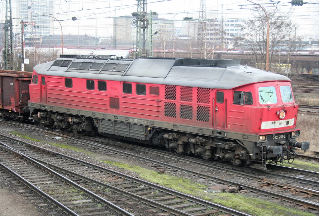 Die 232 259-2 setzt mit ihrem Schrottzug am 05.02.2010 in Oberhausen West um