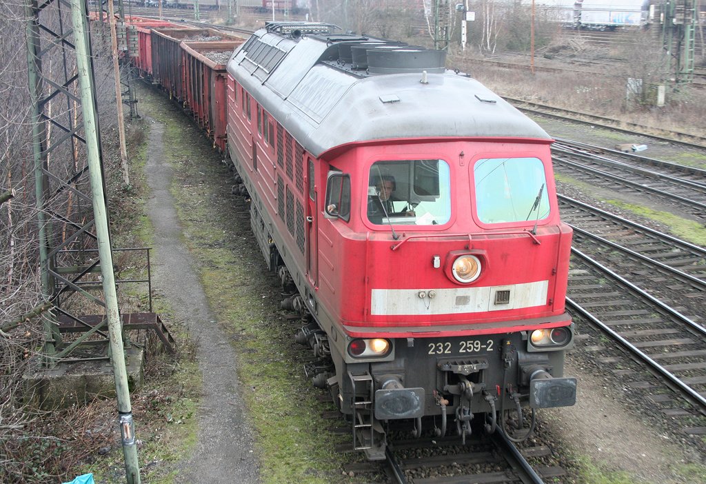 Die 232 259-2 zieht einen Schrottzug am 05.02.2010 in Oberhausen West ein