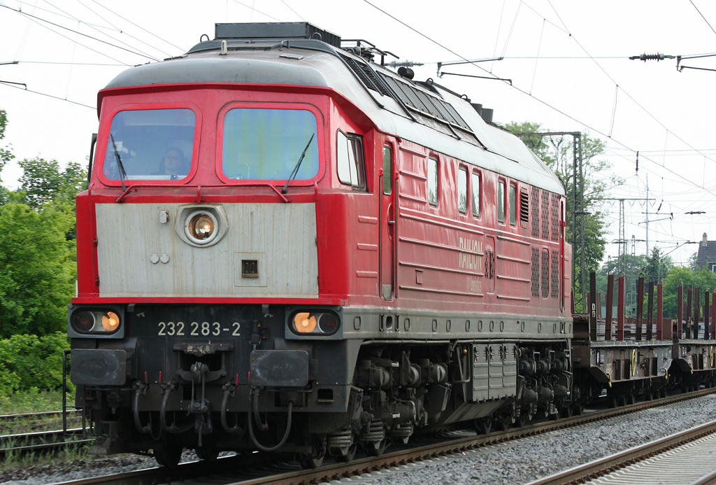 Die 232 283-2 zieht einen Gz durch Duisburg Neudorf am 25.05.2010