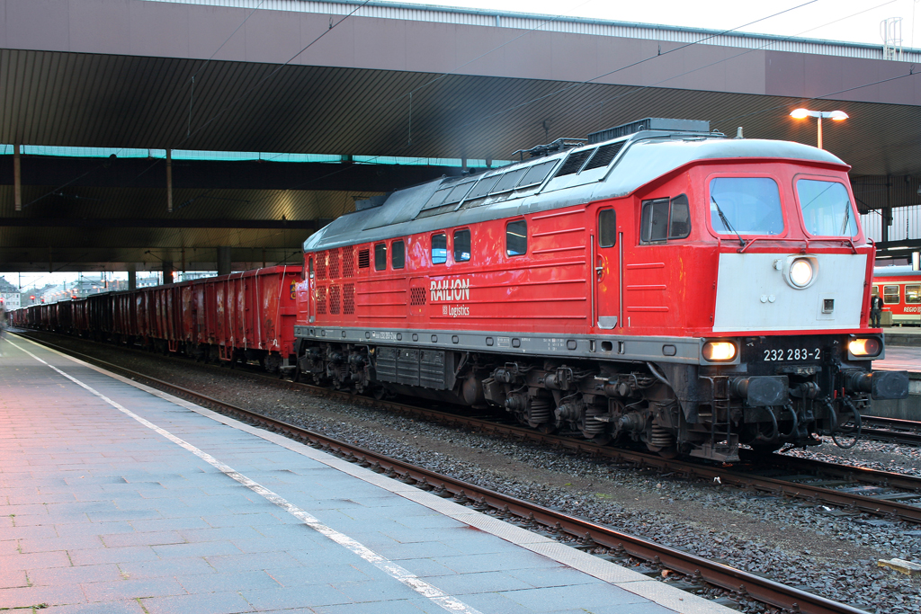 Die 232 283-2 zieht einen Gz durch Dsseldorf HBF am 12.11.2010