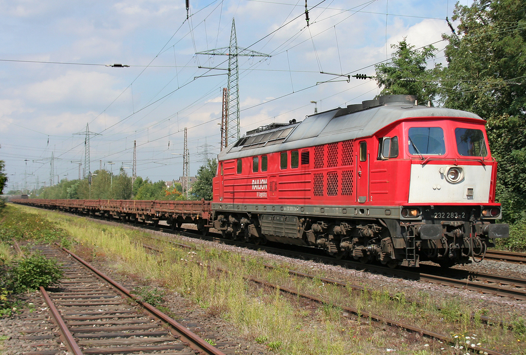 Die 232 283-2 zieht Rungenwagen durch Ratingen Lintorf a 17.08.2011