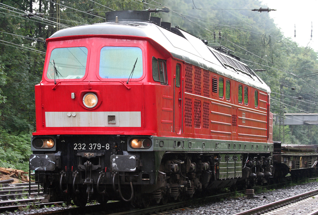 Die 232 379-8 zieht Flachwagen durch Duisburg Neudorf am 13.07.2010