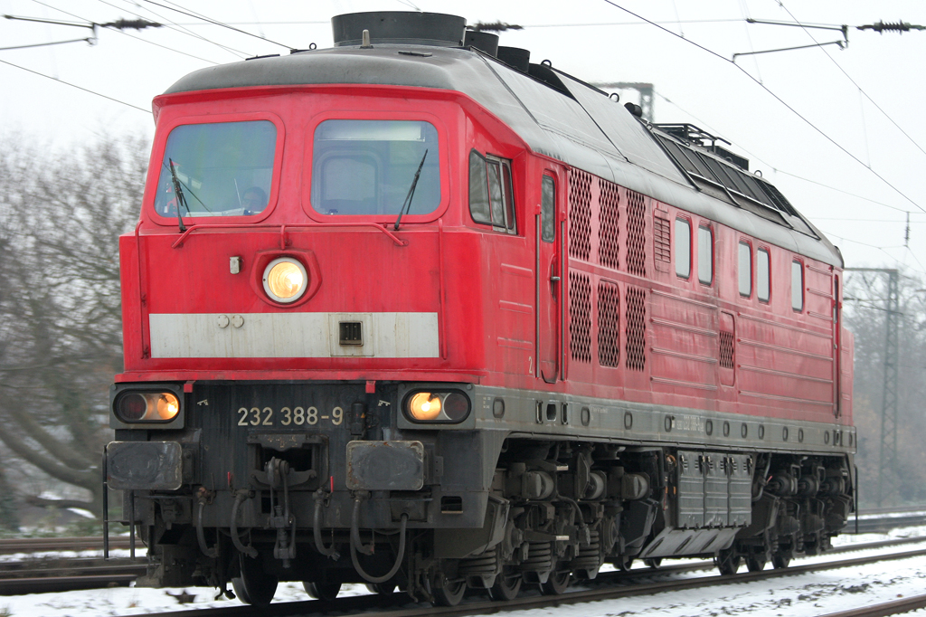Die 232 388-9 durchfhrt Duisburg Neudorf Lz am 07.12.2010