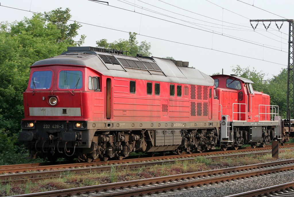 Die 232 428-3 mit 294 693-7 im Schlepp durchfhrt Duisburg Neudorf am 10.05.2011