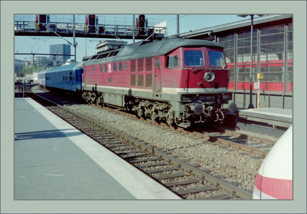 Die 232 502-5 erreicht mit einem IR Berlin Zoologischer Garten.
(Mai 1994/gescanntes Negativ)