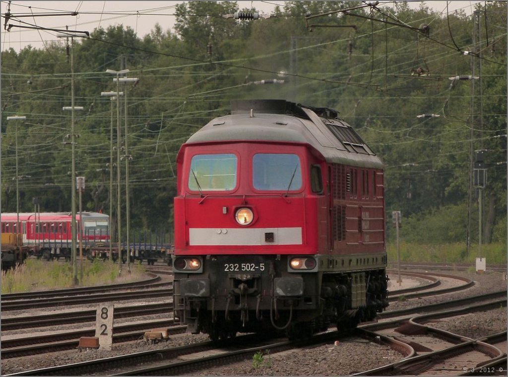 Die 232 502-5 (Ludmilla) in zgiger Fahrt durch Duisburg Wedau im September 2012.