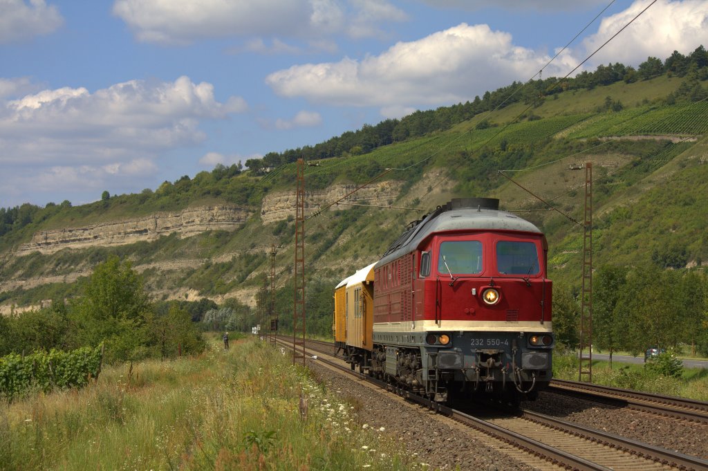 Die 232 550-4 fuhr am 02.08.2011 mit zwei Bauwagen durch Thngersheim.