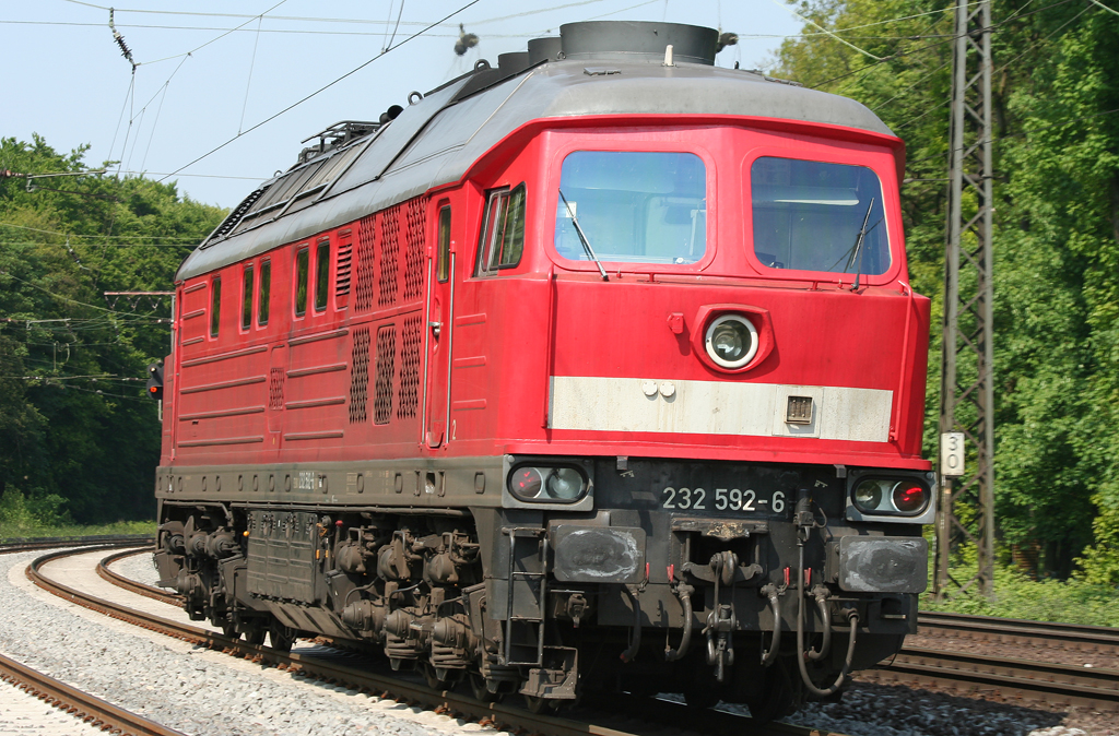 Die 232 592-6 fhrt Lz durch Duisburg Neudorf am 20.05.2010
