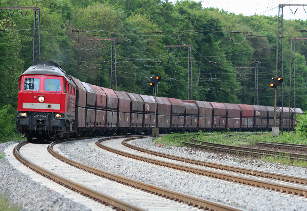 Die 232 654-4 durchfhrt Duisburg Neudorf mit einem Gz am 25.05.2010