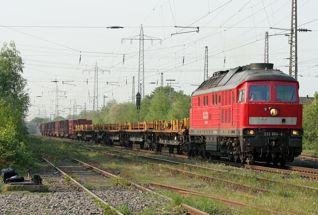 Die 232 654-4 zieht einen Gz nicht ungesehen durch Ratingen Lintorf am 20.04.2011