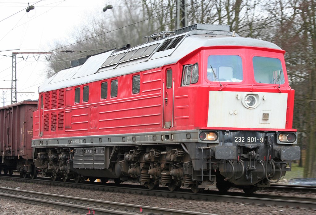 Die 232 901-9 mit Hollandlatz knallt mit einem Schrottzug durch Duisburg Neudorf am 20.03.2010