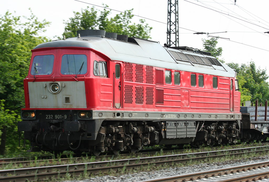 Die 232 901-9 zieht einen Gz durch Duisburg Neudorf am 25.05.2010
