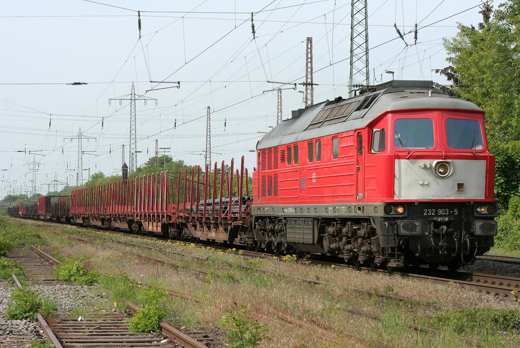 Die 232 903-5 zieht ihren gemischten Gterzug durch Ratingen Lintorf am 05.05.2011