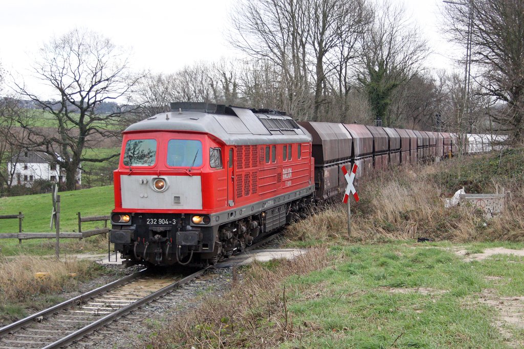 Die 232 904 bei der Ausfahrt aus Wlfrath Flandersbach , am 04,12,09