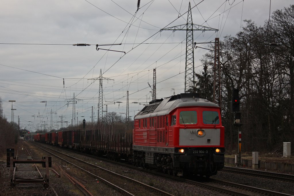 Die 232 904 fuhr am 5.3.12 mit einem bergabezug nach Dsseldorf-Rath durch Ratingen-Lintorf.