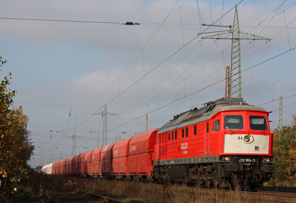 Die 232 904 zieht am 31.10.11 einen Kalkzug ins Rheinkalkwerk nach Flandersbach durch Ratingen-Lintorf.